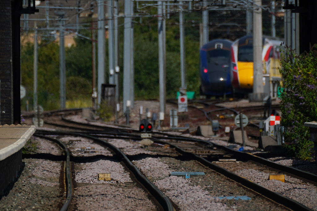 Calor extremo deforma trilhos de trem e rodovias na Europa
