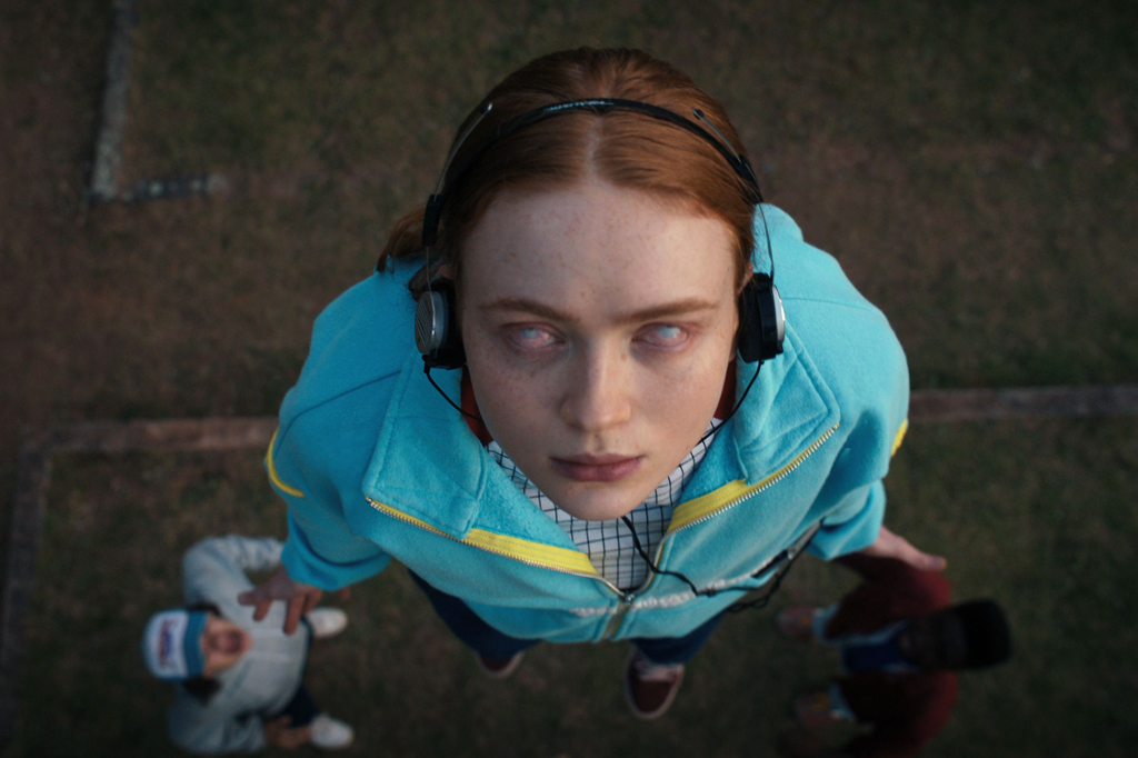 Cena de Stranger Things 4, onde a personagem Max está sendo possuída pelo Vecna.