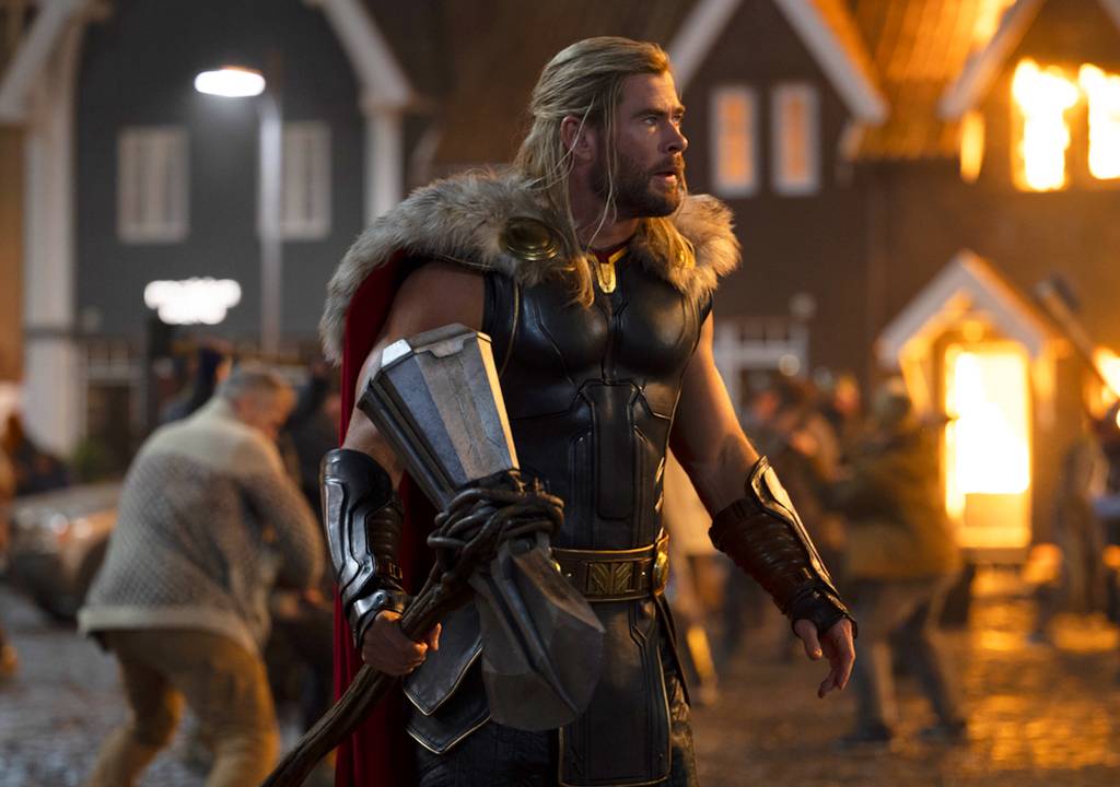 Chris Hemsworth em cena de "Thor: Amor e Trovão".