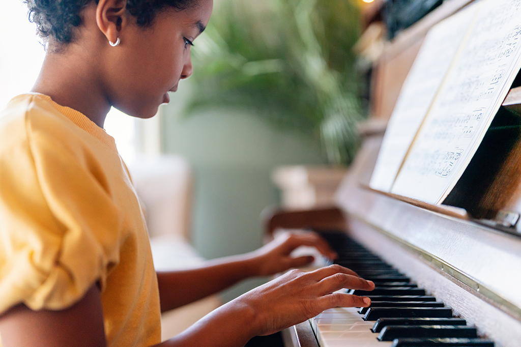 Tocar instrumento musical na infância deixa a mente mais afiada na velhice