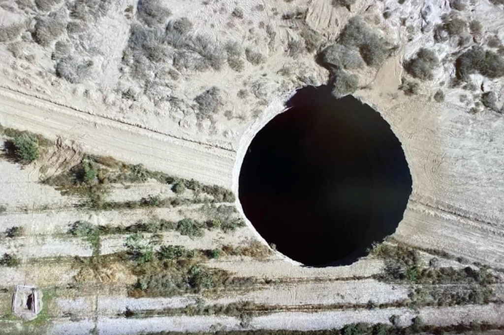 O que explica a cratera de 32 metros formada no Chile