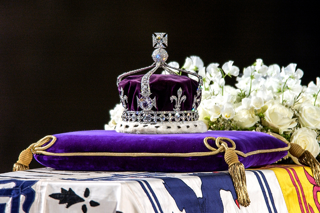 Coroa com o diamante Koh-i-Noor sobre o caixão da rainha Elizabeth.