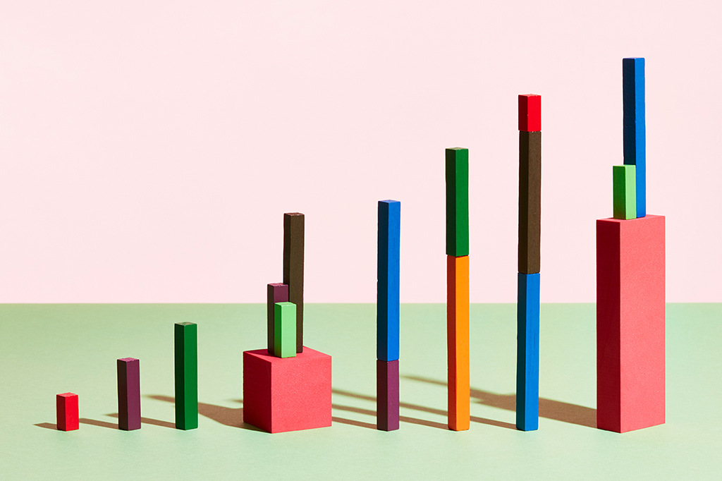 Gráfico de barras montado com blocos 3D de diferentes cores.