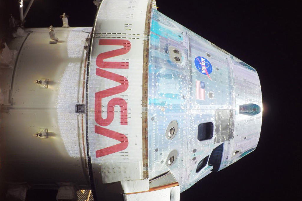 artemis-lua-nasa-3 Orion captou esta fotografia de alta resolução no espaço com uma câmera montada em sua asa solar durante uma inspeção externa de rotina da espaçonave no terceiro dia da missão Artemis I.