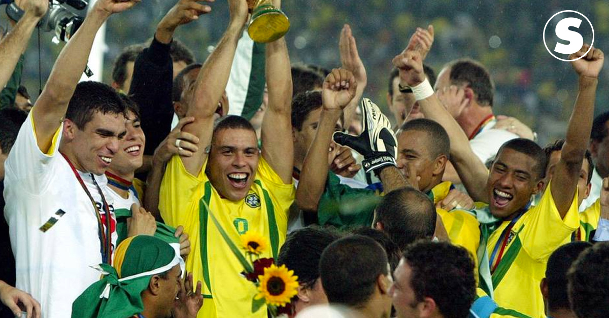 Foto da seleção brasileira de 2002 comemorando a vitória.