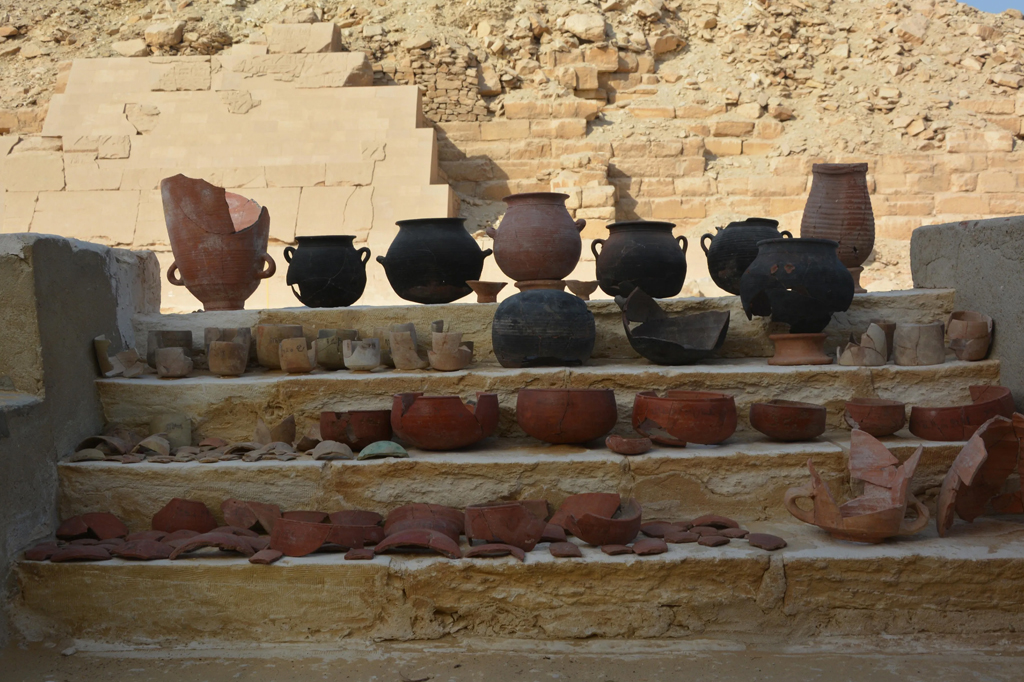 Foto de vários recipientes de cerâmica.