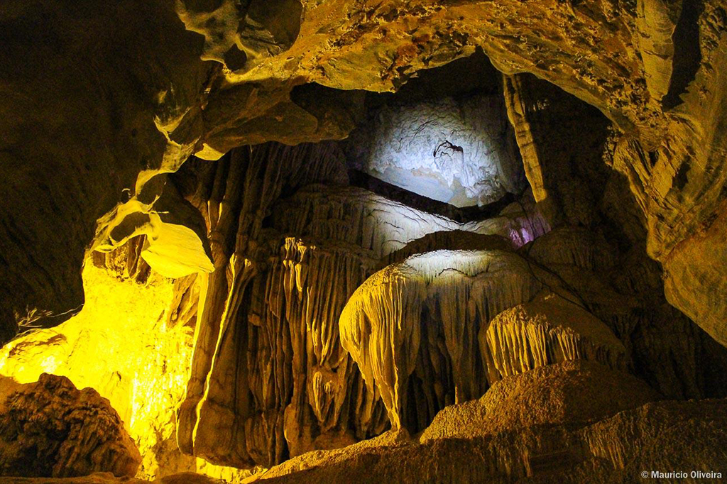 Espeleotemas em um dos salões da Gruta da Lapinha.