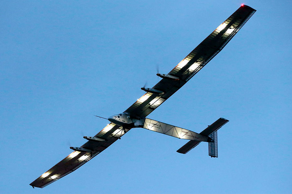 Dá para fazer um avião a energia solar que não precise parar para reabastecer?