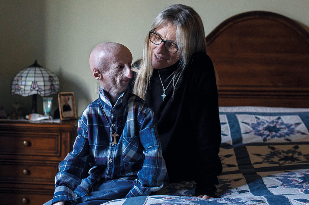 Sammy e sua m&atilde;e em seu quarto.