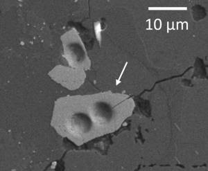 2410_Lua_site-2 Imagem de um grão de zircão lunar sob um microscópio.