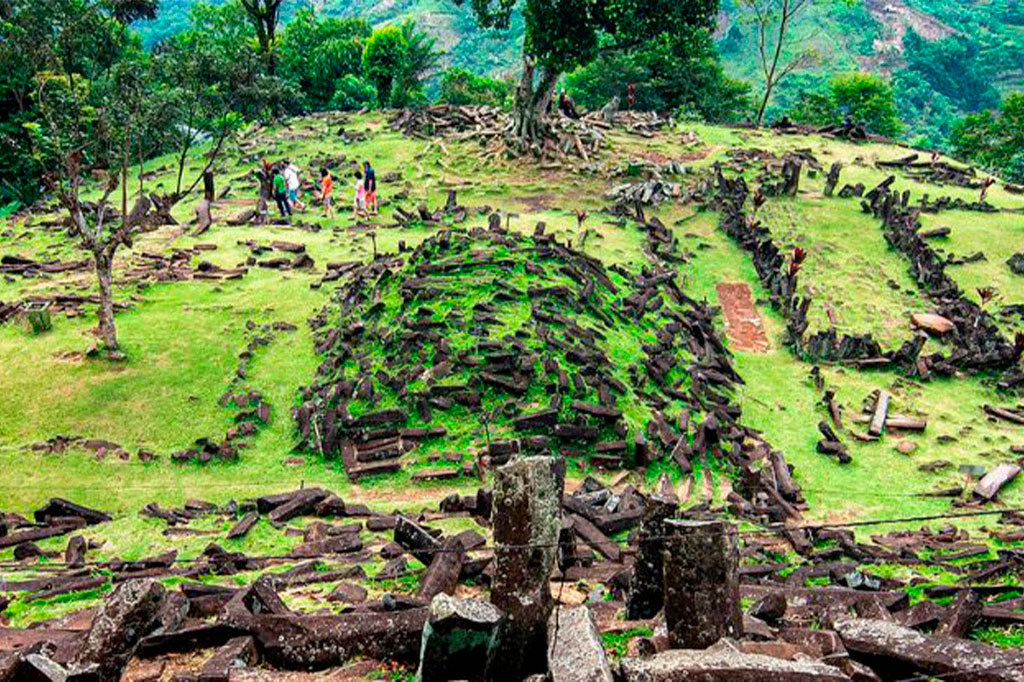 Pirâmide mais antiga do mundo pode estar enterrada na Indonésia
