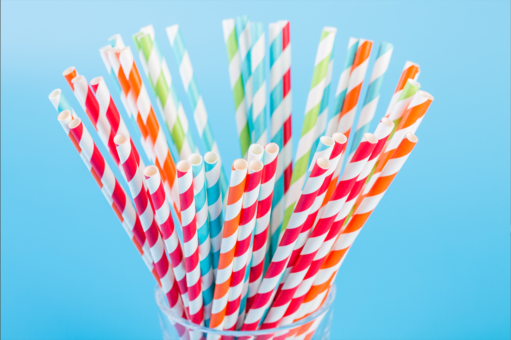 Canudos de papel também podem ser um problema ambiental, mostra estudo