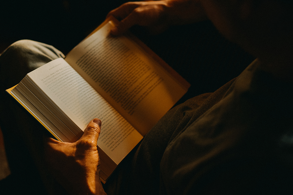 Homem lendo um livro