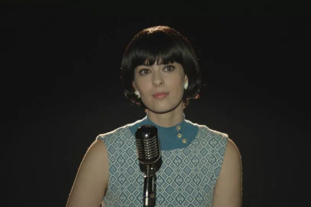 2303-globoplay-elis-super Nara Leão (Isabel Wilker) na minissérie Elis – Viver é melhor que sonhar (2019).