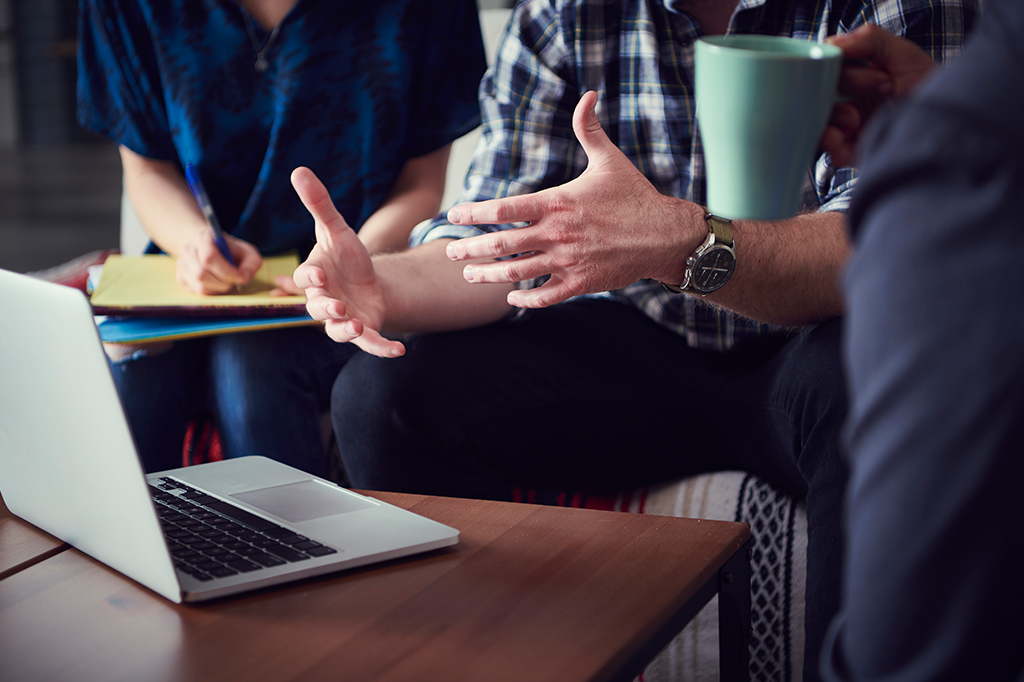 Nacionalidade pode influenciar no quanto as pessoas gesticulam enquanto falam