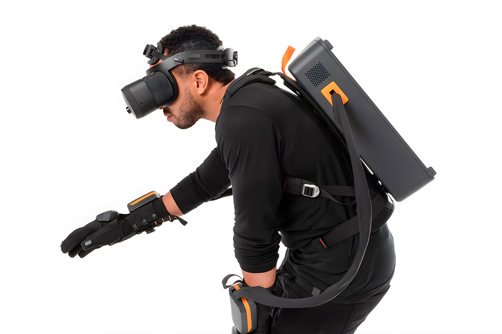 SI_461_TECH_luva_HaptX_layout_site Foto demostrando o uso da luva HaptX G1.
