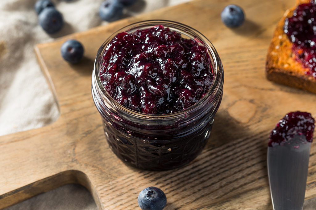 Por que a geleia de mirtilo não é azul, como a fruta?