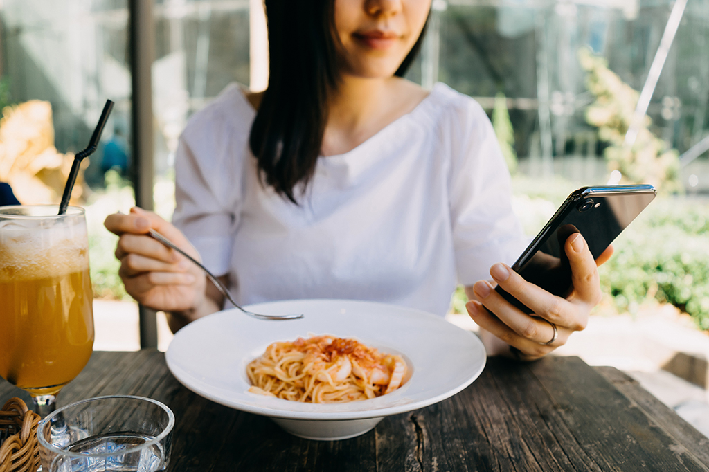 Usar o celular durante o almoço faz você comer mais guloseimas à tarde