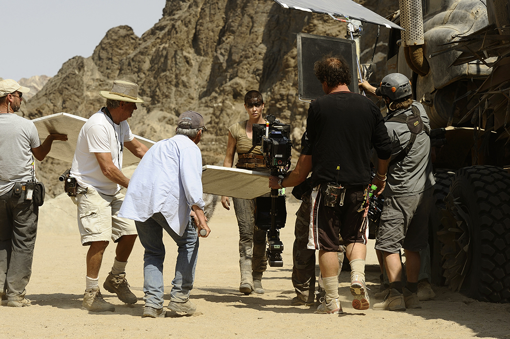 SI_463_Playlist-Abre_site-05 Foto de Charlize Theron gravando Estrada da Fúria (2015).