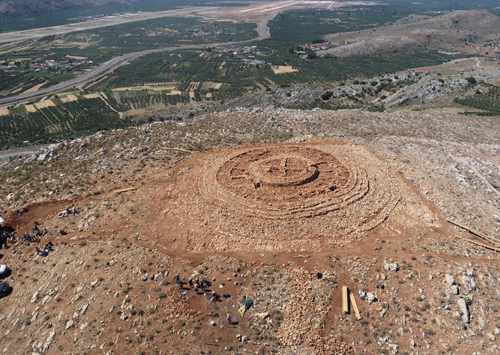 Uma construção no topo de uma colina recém-descoberto na ilha de Creta vista de cima. A estrutura possui forma de roda.