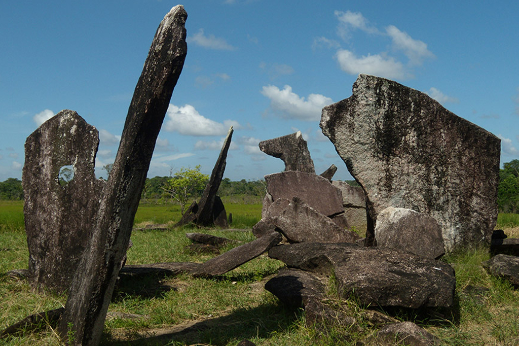 Círculos megalíticos dispostos em paisagem natural.
