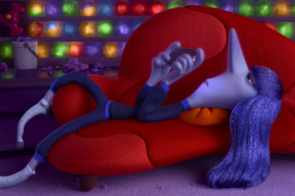 Personagem "Ennui". Está deitado em sofá vermelho, mexendo no celular que segura sobre seu corpo. Os fios de cabelo se estendem ao chão.
