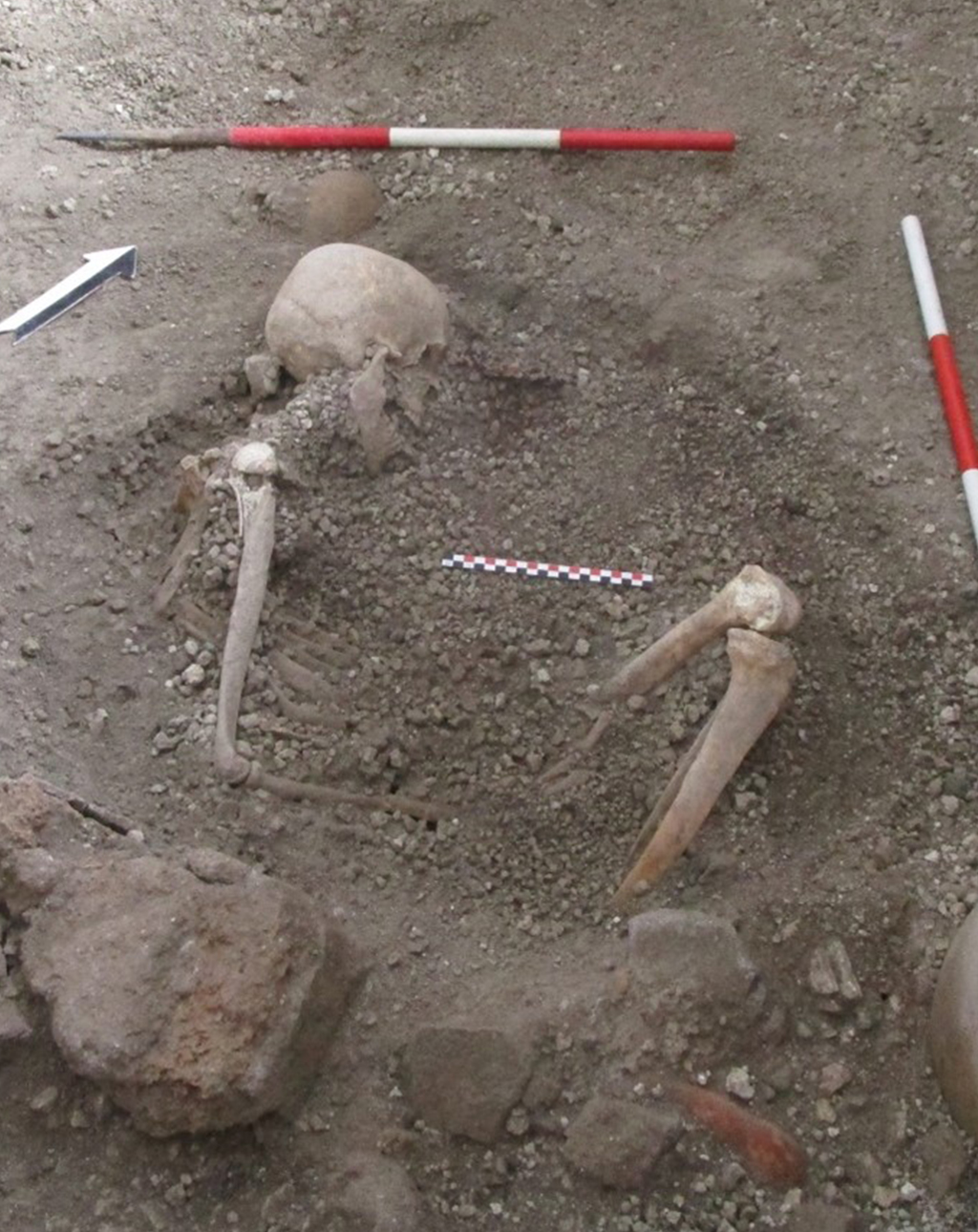 1707-pompeia-super-site(2) Ossos humanos em meio ao solo.