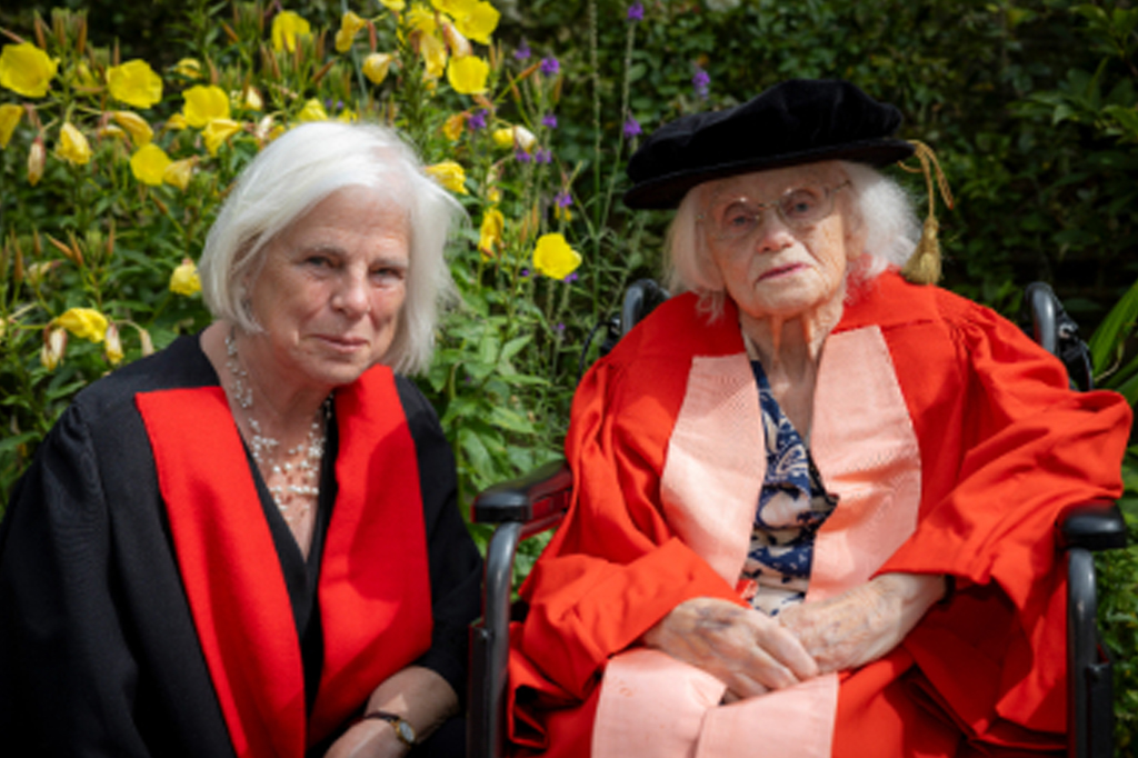 Aos 98 anos, física recebe doutorado por uma descoberta feita em 1948