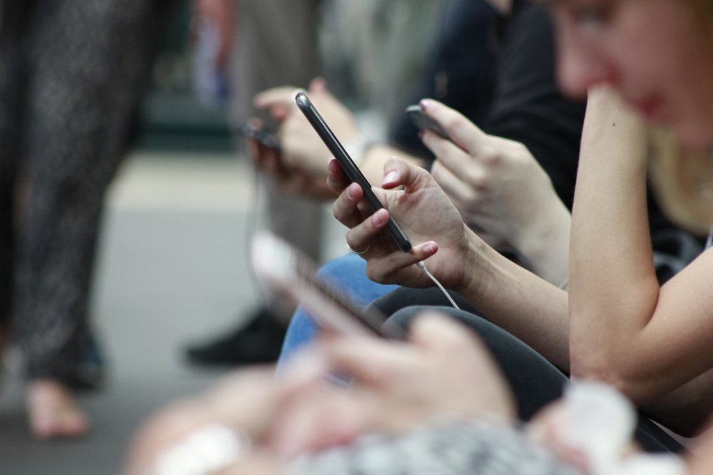 Ficar rolando a tela nas redes sociais causa tédio, afirma estudo