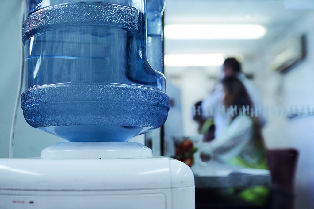 Por que os galões d’água fazem “glup!” do nada?