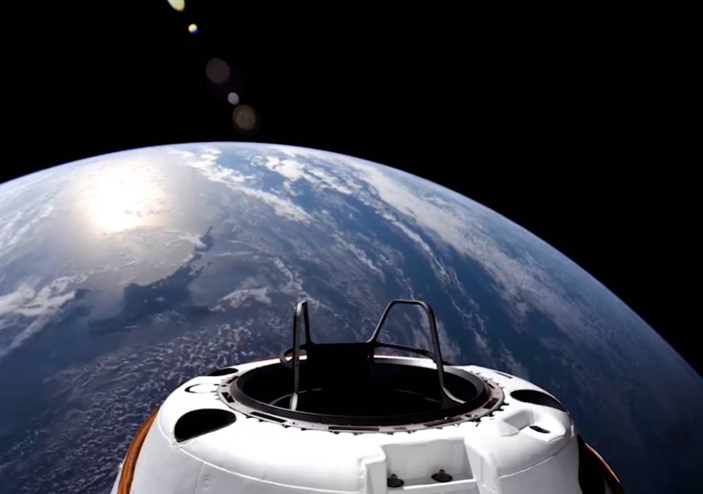 Tripulação espacial voando acima da Terra.