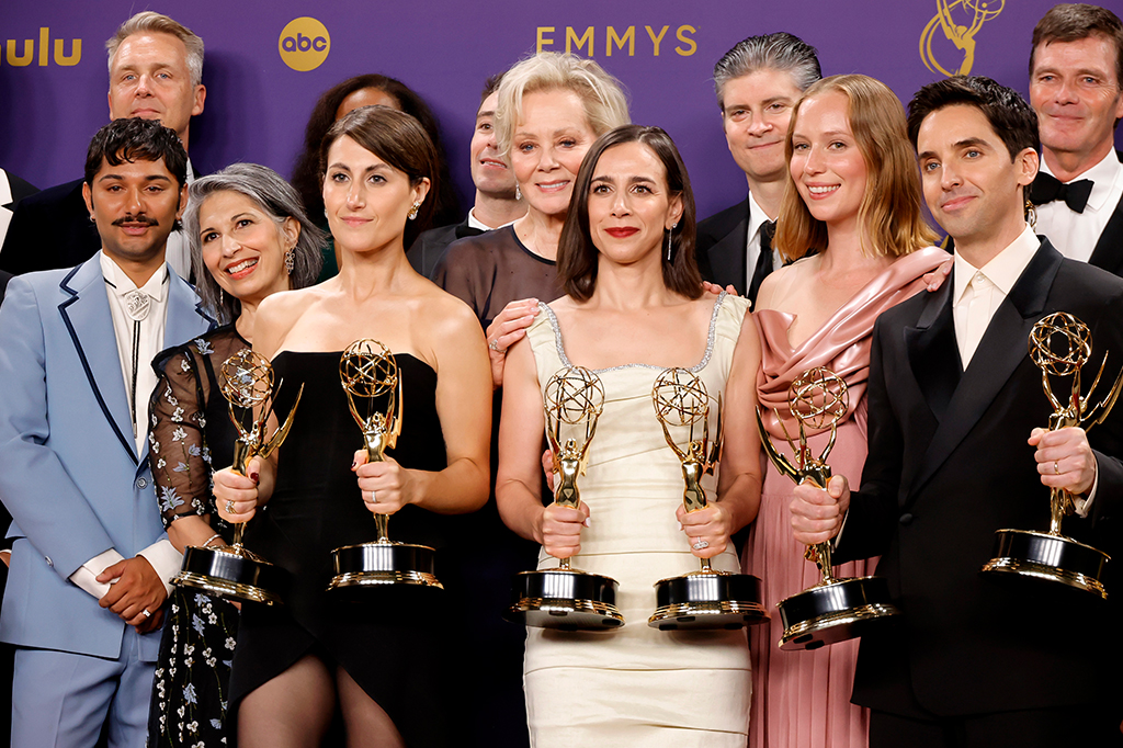 1609-hacks-site(2) Mark Indelicato, convidado, Rose Abdoo, Jen Statsky, Jean Smart, Lucia Aniello, Michael Schur, Hannah Einbinder, Paul W. Downs e Morgan Sackett, vencedores do prêmio de Melhor Série de Comédia por