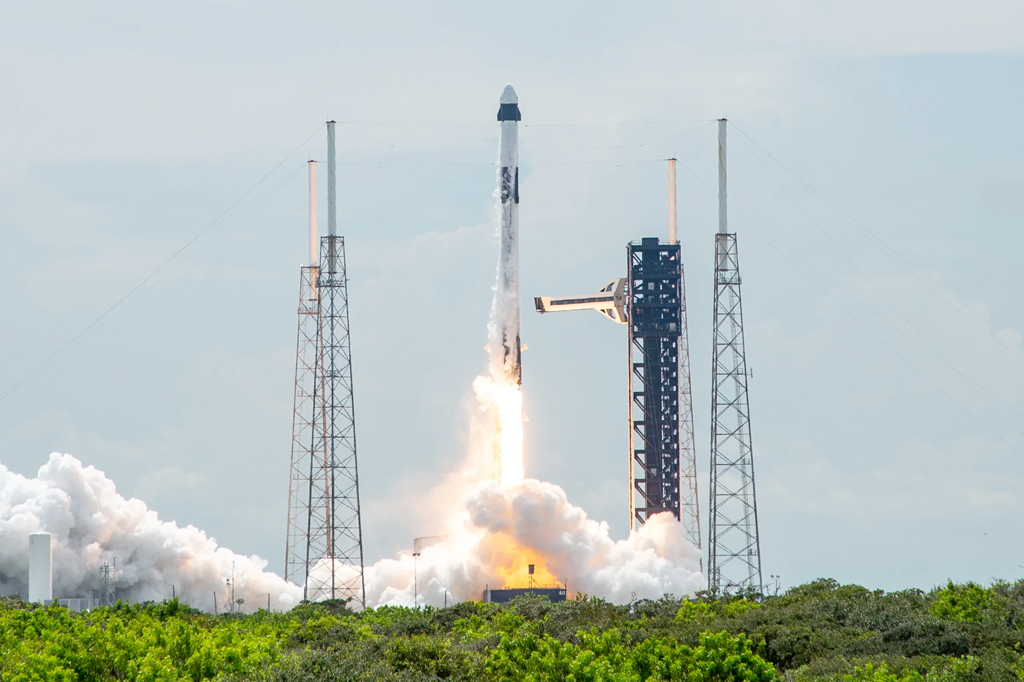 Nave que deve salvar os astronautas presos no espaço chega a estação