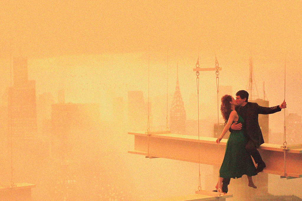 Casal se beijando no alto do prédio. Cena do filme Megalópolis de Francis Ford Coppola.