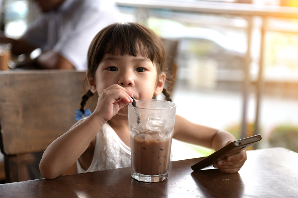 Milkshake de cocô melhora microbiota de bebês nascidos de cesárea, diz estudo