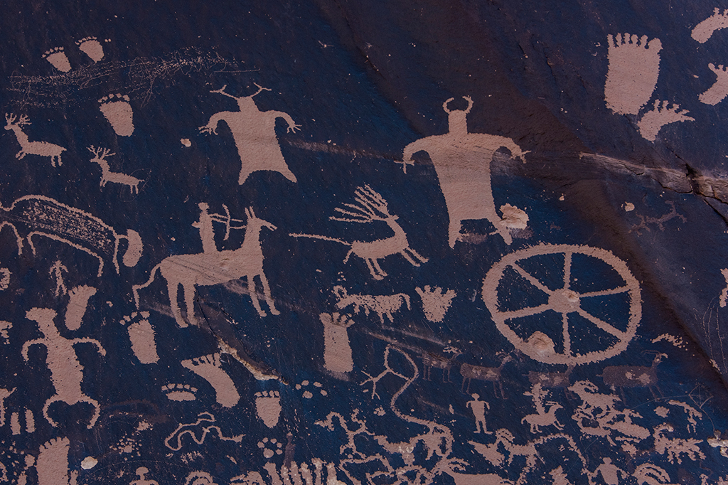 Painéis de petróglifos (que se acredita terem mais de 1500 anos) gravados em arenito, Newspaper Rock Park, Utah, Estados Unidos da América, América do Norte