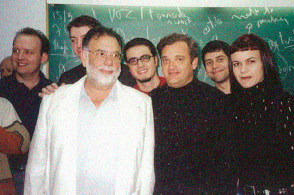2610-Coppola-1-layout_site Foto do Coppola com os alunos de Curitiba.