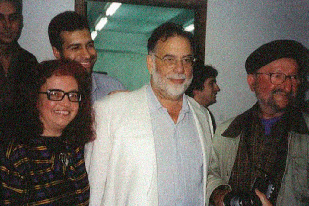 2610-Coppola-2-layout_site Foto do Coppola com a professora Denize Araújo e alunos do curso.