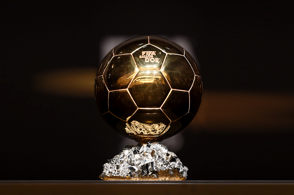 Foto do troféu da FIFA - Bola de Ouro.