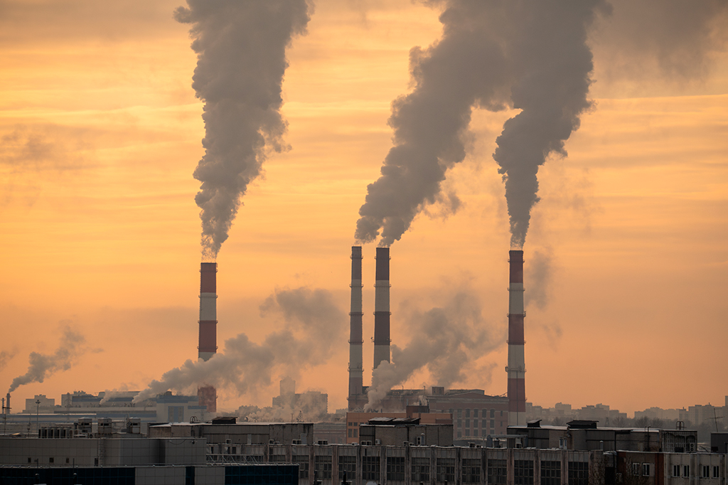 Foto de Tubos de chaminé que emitem co2 da usina termelétrica a carvão para a atmosfera. Paisagem industrial.