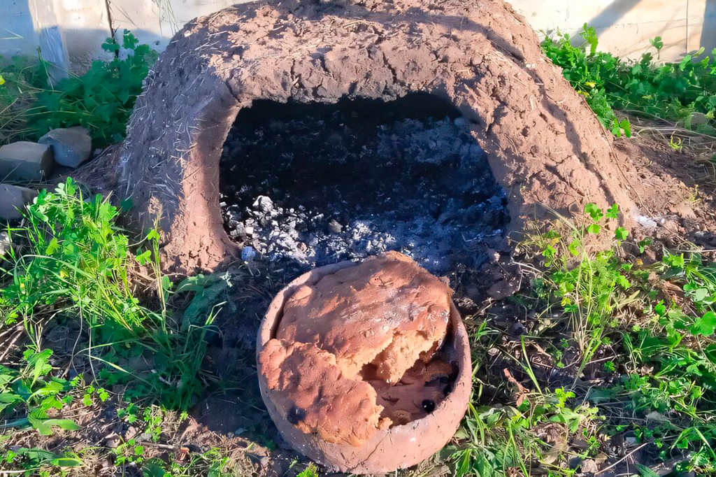 Foto de uma "Focaccia" com gordura animal experimentalmente assada em uma réplica de bandeja de descascamento dentro de um forno abobadado.