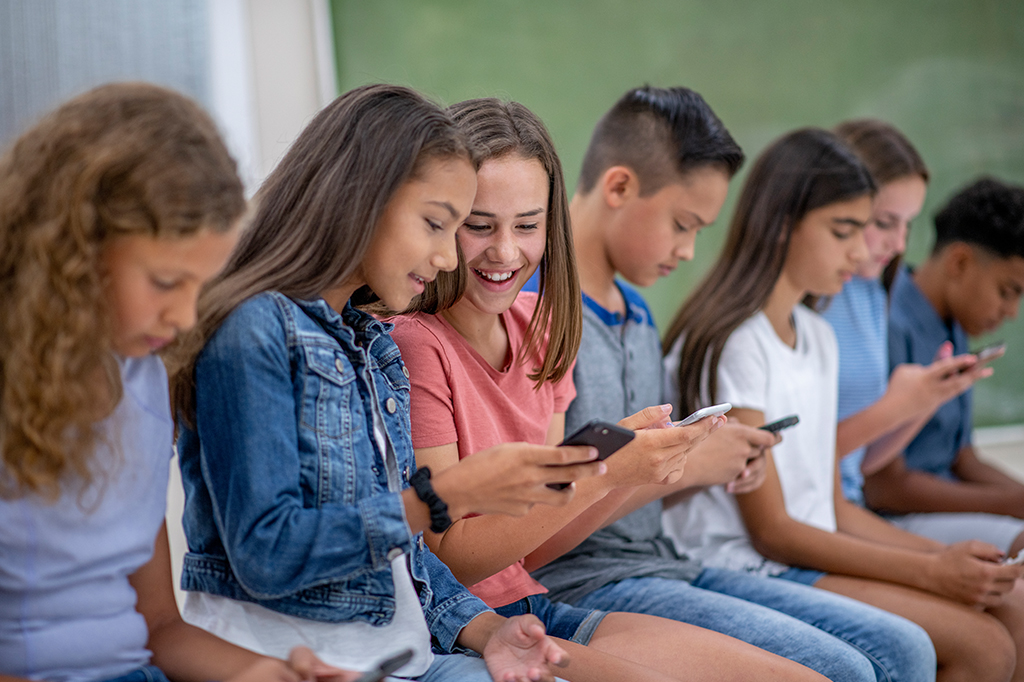 Austrália se torna primeiro país a proibir redes sociais para crianças e adolescentes