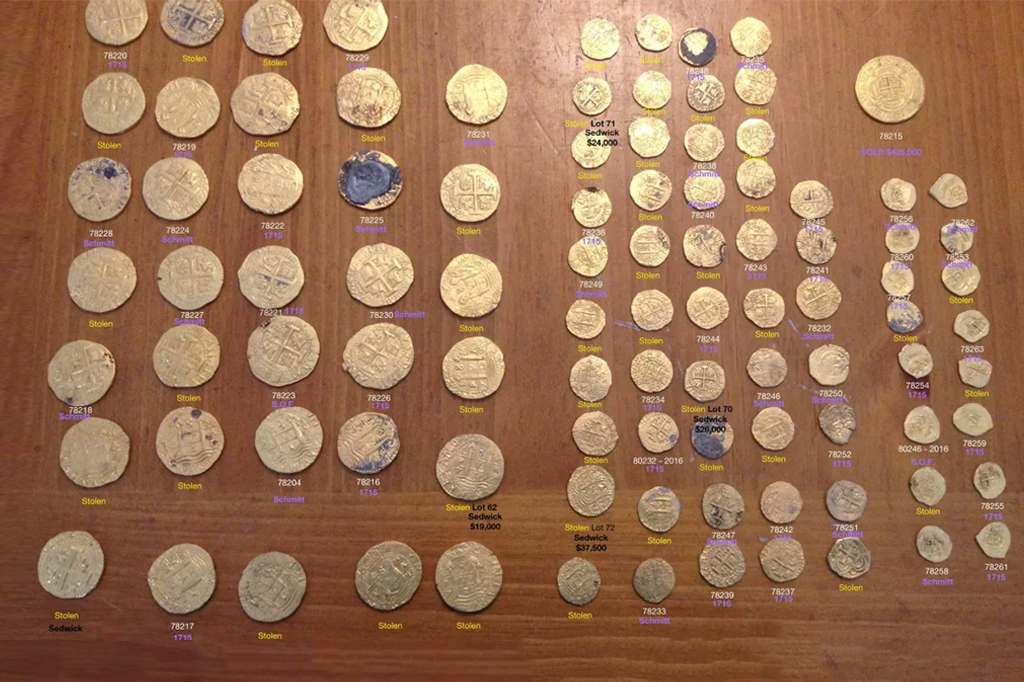 Foto das moedas recuperadas encima da mesa.