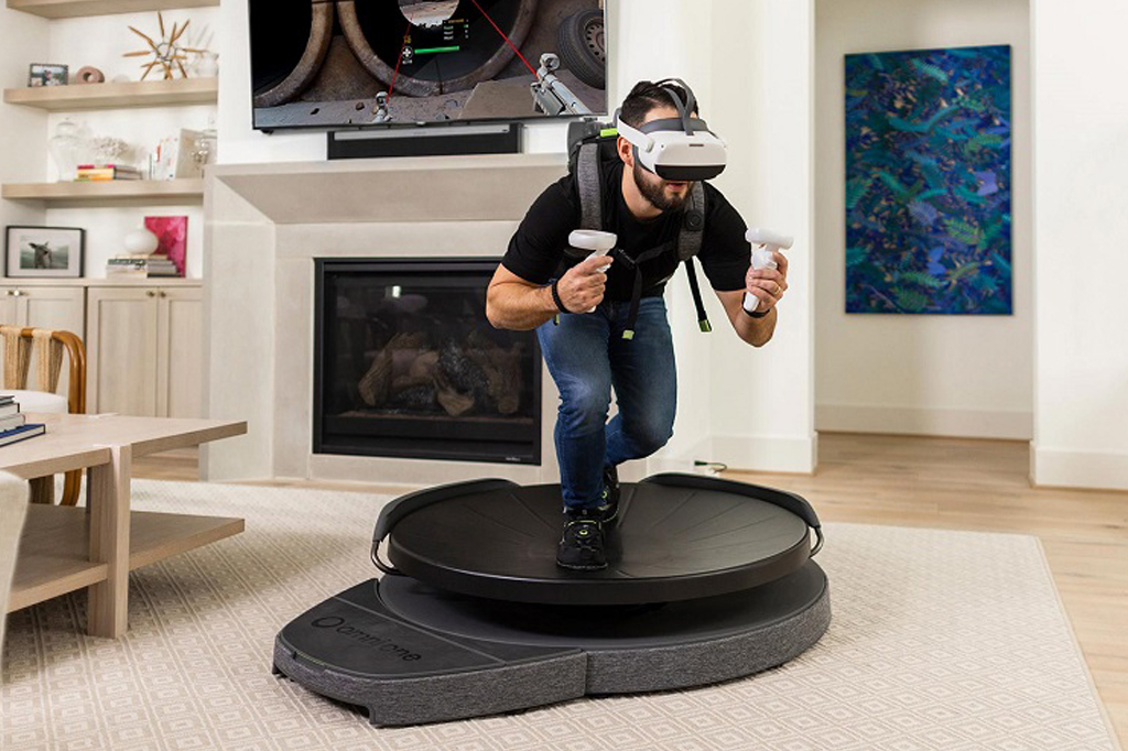 Imagem de um rapaz utilizando a esteira Virtuix Omni One – projetada para games de realidade virtual.