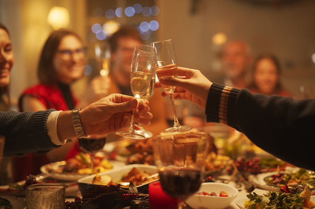 Foto de Família, filhos e amigos passam a ceia de Natal juntos em casa.