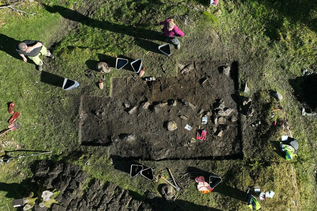 Arqueólogos encontraram “pedra de vulva” em cemitério de mulheres vikings