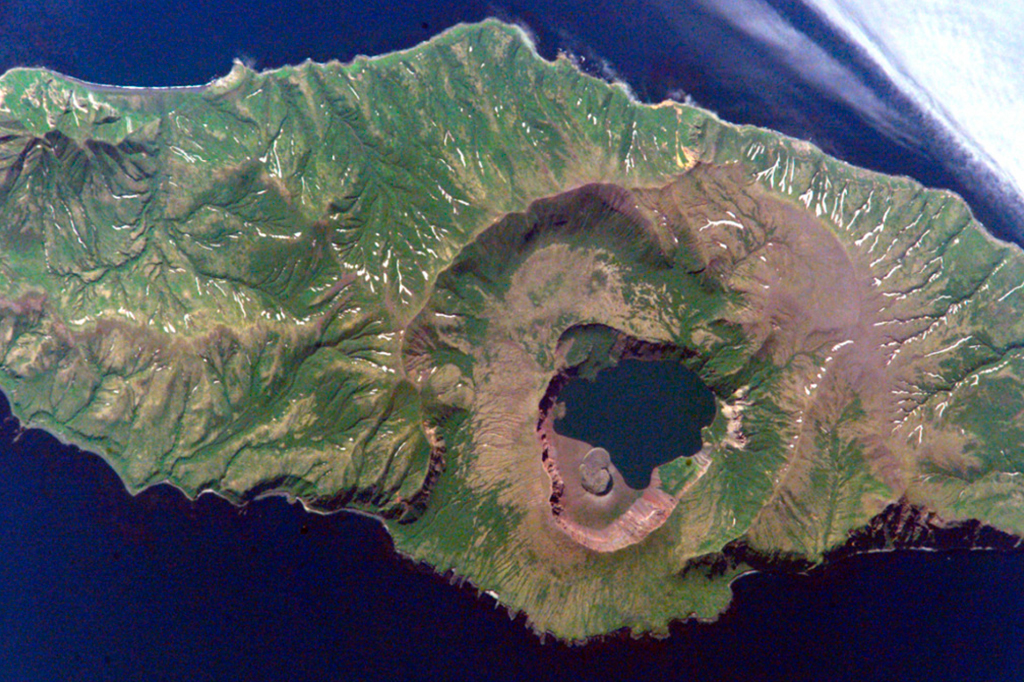 Foto do vulcão Zavaritski visto de cima.