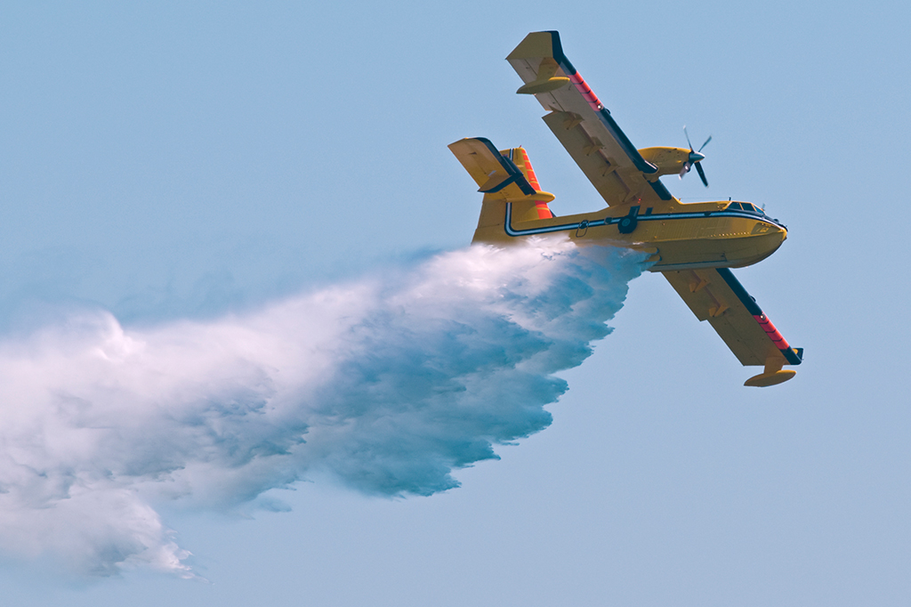 Foto dos aviões apropriadamente chamados de Super Scoopers estão retirando 1.500 galões de água do mar de uma vez e despejando-os com alta precisão sobre os incêndios.