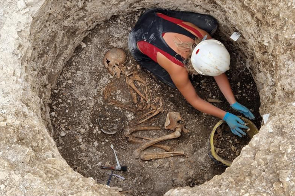 Mapeamento genético de cemitério de 2 mil anos revela sociedade ‘matrilocal’ na Inglaterra