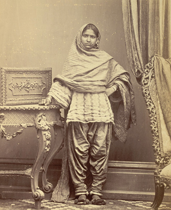 Mulher hindu, em Sind, Índia, de pijama estilo shalwar, 1870.